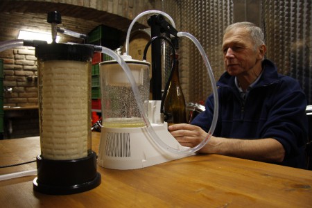 Jan Podrábský při lahvování vín